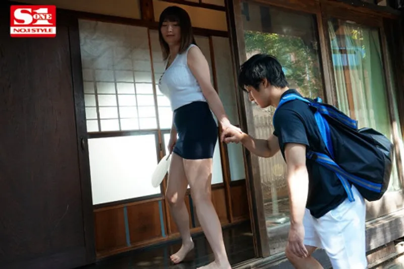 Anh chàng nứng lồn chim khi nhìn trộm em họ ngoại tình với chồng