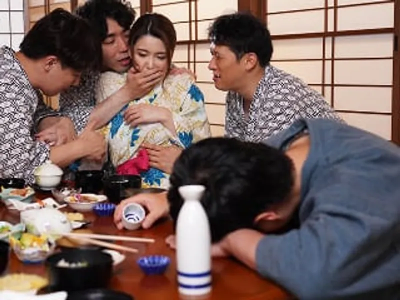 đưa người vợ đi suối nước nóng, ông chồng không biết vợ bị người khác quan hệ sấp mặt